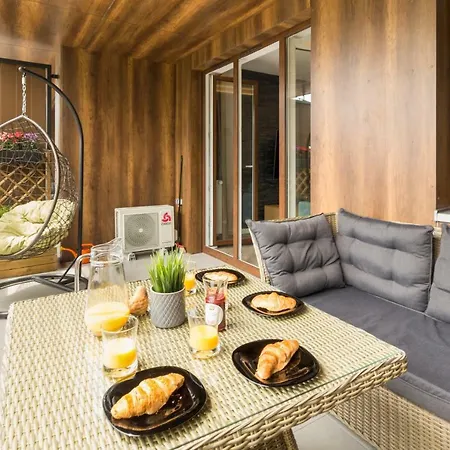 Luxury With An Amazing River View + Free Parking Apartment