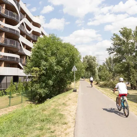 Luxury With An Amazing River View + Free Parking Apartment *