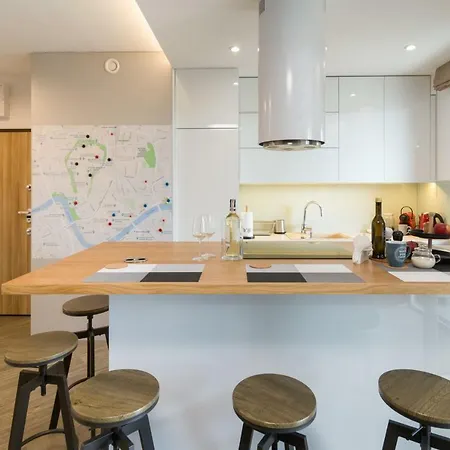 Luxury With An Amazing River View + Free Parking Apartamento *